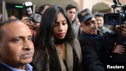 La diplomática india Devyani Khobragade se reunió con el canciller de su país tras regresar a Nueva Delhi.