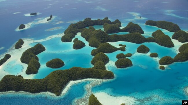 鸟瞰帕劳，这是一个拥有250多个岛屿的太平洋群岛。