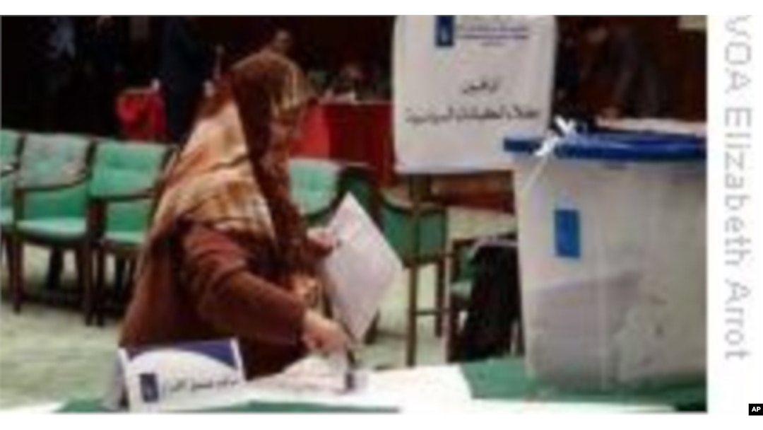 ژنێـک دهنگی خۆی له ههڵبژاردنه پهرلهمانیـیهکهی 7 ی سێی عێراقدا دهدات
