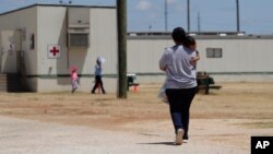 Inmigrantes buscan asilo en el Centro Residencial Familiar del Sur de Texas de ICE, en Dilley, Texas, EE. UU. en agosto de 2019.