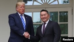 美國總統特朗普7月31號星期三下午在白宮會見蒙古國總統巴特圖勒嘎白宮 (右)。