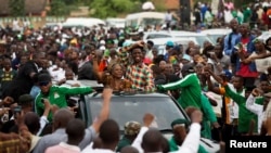 Le candidat présidentiel du Front patriotique Edgar Lungu et sa femme Esther se rendent à un rassemblement à Lusaka, Zambie, 19 janvier 2015.