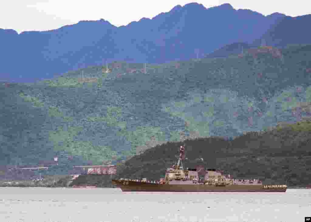 峴港 (7月15日) 美國導彈驅逐艦普里貝爾號進入越南峴港﹐參加為期一週的美越海軍交流活動。