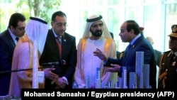 Presiden Mesir Abdel-Fattah el-Sissi, kanan, dan Perdana Menteri Uni Emirat Arab (UAE) dan pemimpin Dubai Sheikh Mohammed bin Rashid al-Maktoum, tengah, berdikusi tentang pembangunan kembali ekonomi Mesir. (AFP PHOTO/Mohamed Samaaha)