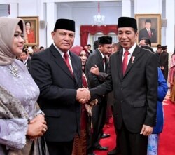 Presiden Joko Widodo bersalaman dengan Ketua KPK periode 2019-2023 Firli Bahuri usai di lantik, di Istana Negara , Jakarta , Jumat (20/12) (Biro Setpres)