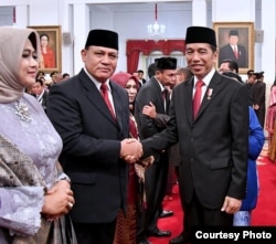 Presiden Joko Widodo bersalaman dengan Ketua KPK periode 2019-2023 Firli Bahuri usai di lantik, di Istana Negara , Jakarta , Jumat (20/12) (Biro Setpres)