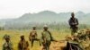 Des soldats de l'armée régulière de la République démocratique du Congo montent la garde au sommet de la colline de Kanyesheza près de la frontière avec le Rwanda le 15 juin 2014.