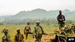 Des soldats de l'armée régulière de la République démocratique du Congo montent la garde au sommet de la colline de Kanyesheza près de la frontière avec le Rwanda le 15 juin 2014.