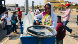 “Sí temo por mi salud y la de mis hijos, pero, si no trabajo, no comen”, asegura Marilín Luján, vendedora ambulante de bebidas dulces en Maracaibo, Venezuela. [Foto: Gustavo Ocando Alex]