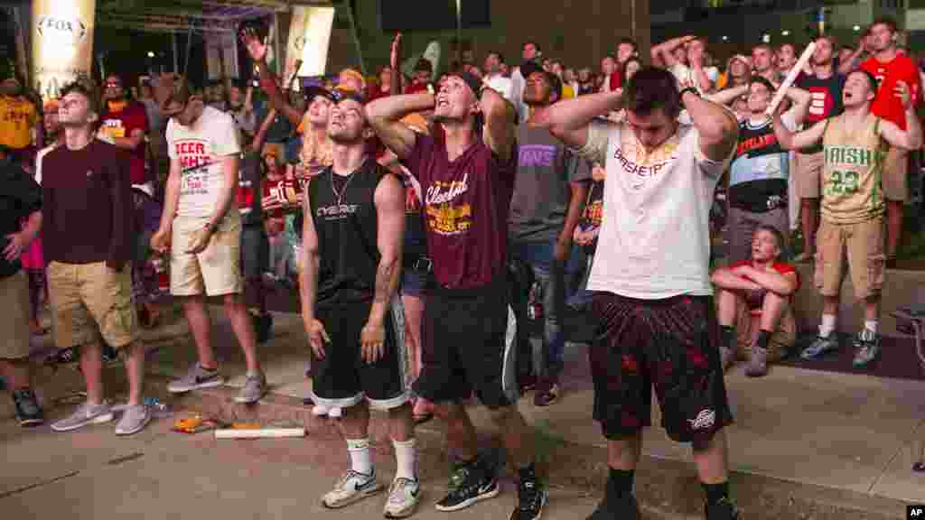 Les supporteurs des Cavaliers de Cleveland Cavalier regrettent la défaite de leur équipe à l&rsquo;extérieur de stadium Quicken Loans 97-105 contre les Warriors d&#39;Oakland à la fin du 6e match 6 des finales de basket-ball de la NBA, mardi 16 Juin 2015 à Cleveland.&nbsp;