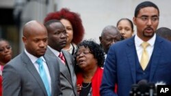 La famille de la victime et leur avocat donne une conférence de presse après la condamnation de Michael Slager, à Charleston, le 5 décembre 2016.
