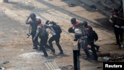 မတ်လ ၂ ရက်နေ့တုန်းက ရန်ကုန်ဆန္ဒပြသူများကို ရဲဖမ်းဆီးစဉ် 