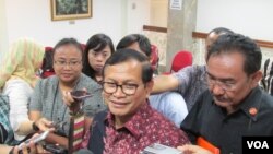 Sekretaris Kabinet Pramono Anung (tengah) memberikan penjelasan kepada media di Kantor Kepresidenan di Jakarta (VOA/Andylala).