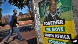 남아프리카공화국의 한 남성이 9일 제이콥 주마 대통령의 사진이 담긴 집권 여당 선거 홍보용 벽보를 바라보며 지나가고 있다.