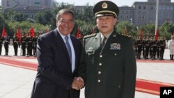 O responsável pela Defesa Nacional dos Estados Unidos, Leon Panetta com o ministro da Defesa da China