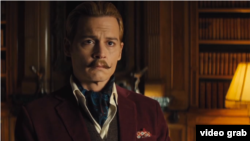 Johnny Depp como Charlie Mortdecai, en la película que actualmente promociona en Japón.