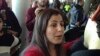 一位留学美国的伊朗学生在纽约肯尼迪机场被释放后向朋友致意2017年1月29日）