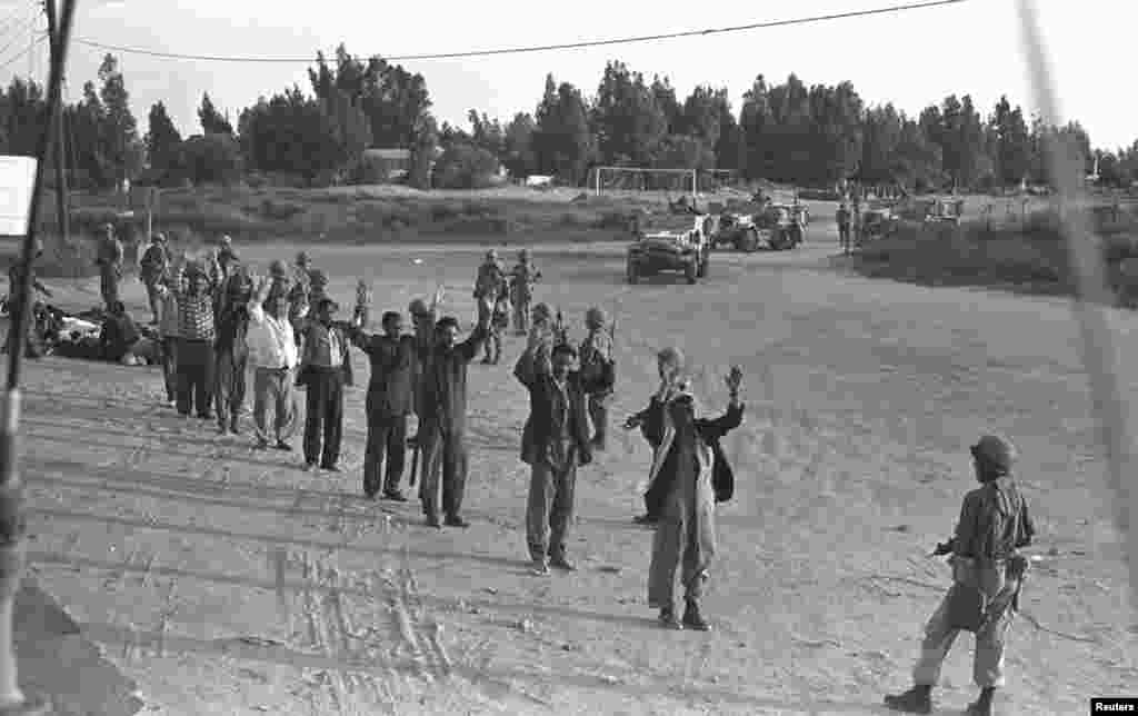 G&#39;azoda asirga tushganlar. 1967-yilning 5-iyuni / Israeli soldiers stand guard over prisoners in Rafah in the southern Gaza Strip during the Middle East War, June 5, 1967.