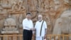 2019年10月11日印度总理莫迪(右)在金奈郊外与到访的中国国家主席习近平握手