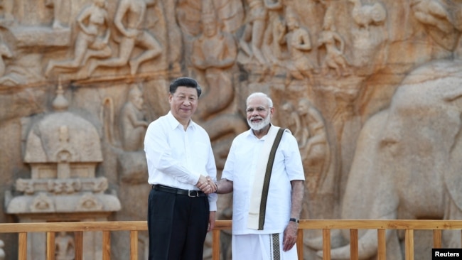 印度总理莫迪在金奈郊外与到访的中国国家主席习近平握手。(2019年10月11日)