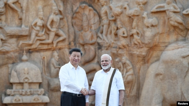 印度总理莫迪在金奈郊外与到访的中国国家主席习近平握手。(2019年10月11日)