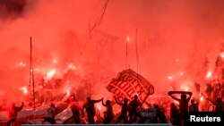 Des supporters du FC Cologne allumant des feux lors d'un match d'Europa league contre Crvena Belgrade au Muengersdorfer stadium de Cologne, Allemagne le 28 septembre 2017
