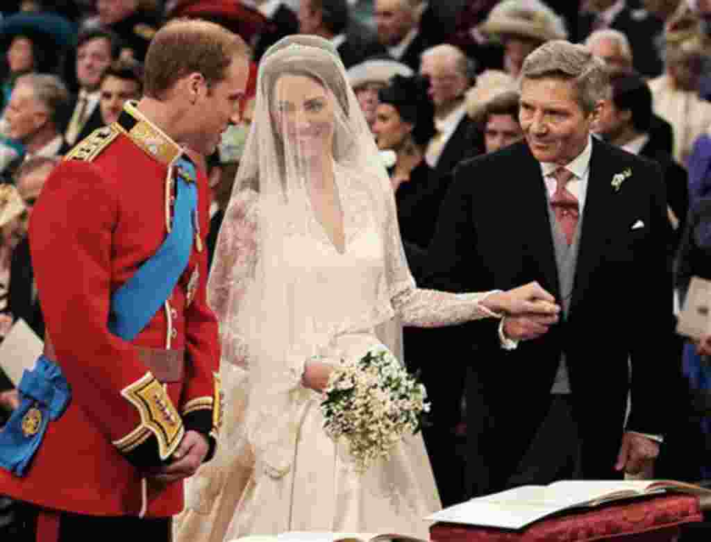 El príncipe Guillermo recibe a Kate Middleton, que llega al altar con su padre, Michael Middleton, antes de su matrimonio en la Abadía de Westminster.