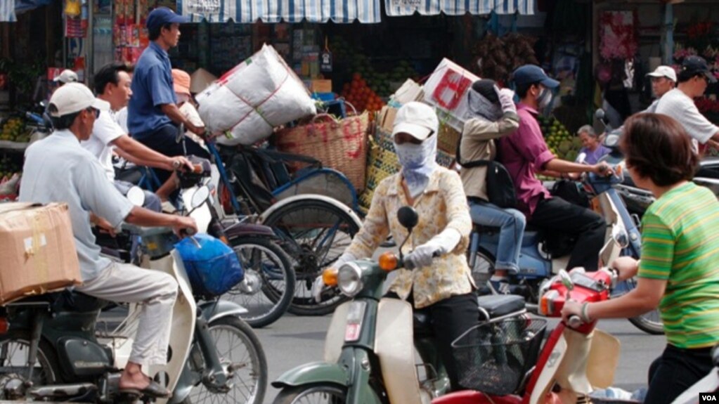 Ở Sài Gòn, sự ngột ngạt do mật độ con người lẫn xe cộ, trong khi mảng xanh thiếu, có thể được cảm nhận rất rõ.