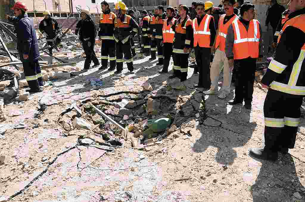 Foto yang dirilis kantor berita Suriah menunjukkan tim penyelamat menyelidiki lokasi kejadian ledakan di Aleppo, Suriah (AP/SANA).