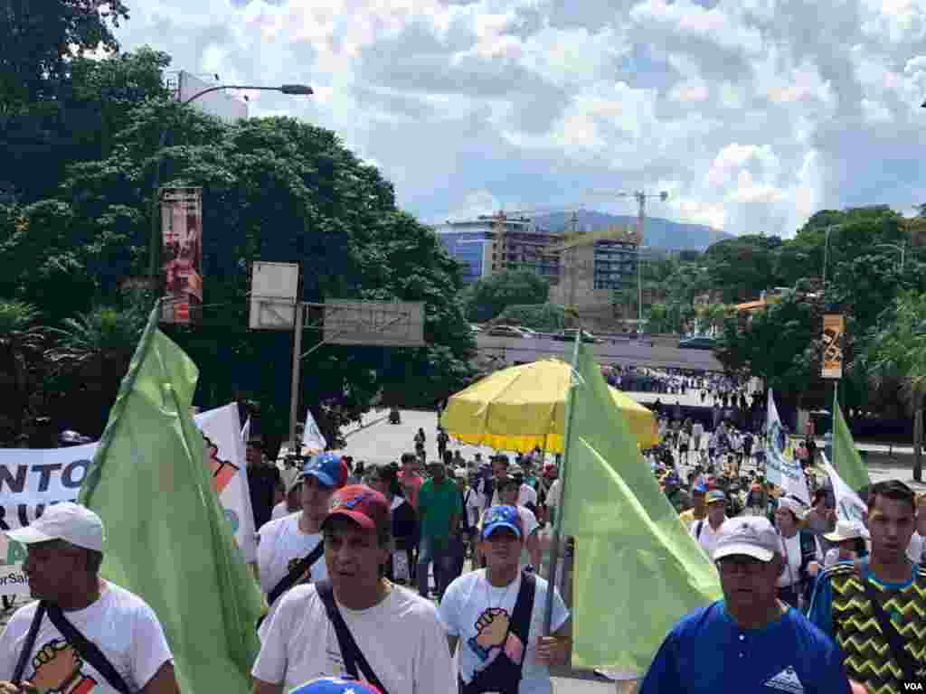 Desde muy temprano,&nbsp; oponentes al presidente en disputa de Venezuela, Nicolás Maduro, se reunieron en puntos claves de la capital venezolana. Álvaro Algarra/VOA.