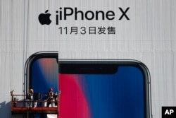 지난달 30일 중국 베이징 거리에 신형 아이폰10 광고 포스터가 게재되고 있다. 시진핑 중국 국가주석은 중국을 방문한 미국의 기업 경영자들에게 중국 시장을 더욱 개방할 것을 약속했다.