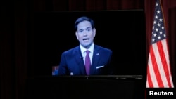 Kandidat calon presiden dari Partai Republik, Senator Marco Rubio, berpartisipasi lewat konferensi video dalam forum presidensial pertama di Manchester, New Hampshire (3/8). 