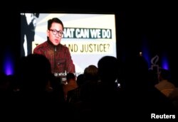 Gambar Direktur Eksekutif Amnesty International Indonesia Usman Hamid tampak di layar dalam diskusi 