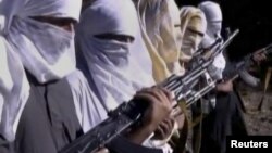 La imagen tomada de un video muestra a comandos terroristas cuando son entrenados en la región paquistaní de Waziristán.