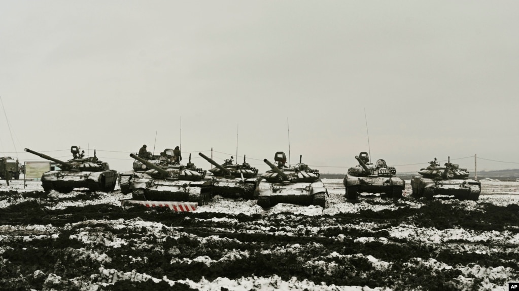俄罗斯坦克在南部地区进行实弹演习。（2022年1月12日）(photo:VOA)