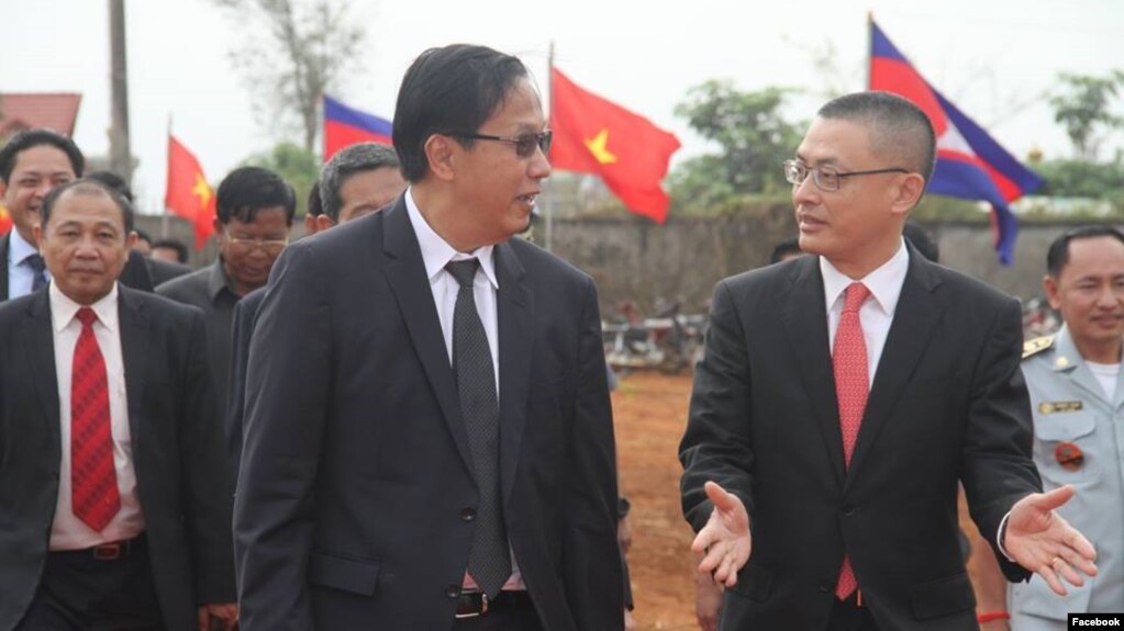 Mr. Pan Sorasak, Cambodia's minister of commerce (left) and Vietnamese ambassador to Cambodia Vu Quang Minh preside over the inauguration ceremony of “Da Market,” a joint initiative of the two nations, located along the border of Memot district of Tboung Khmum province and of Tay Ninh province in Vietnam, on January 16, 2018. (Courtesy : Facebook page of Ministry of Commerce)