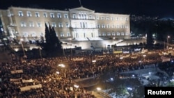 Warga Yunani berkumpul di depan gedung parlemen di Lapangan Syntagma, di pusat kota Athena, memprotes langkah penghematan parlemen Yunani (7/11).