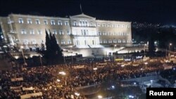 Des manifestants devant le Parlement grec 