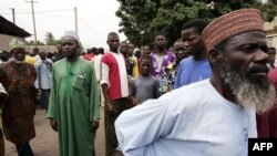 Des immigrés du Niger, du Nigeria, du Ghana et de Mauritanie, tous victimes des récentes émeutes dans la capitale togolaise, se sont réfugiées près d'une mosquée dans le centre de la ville, le 29 avril 2005.