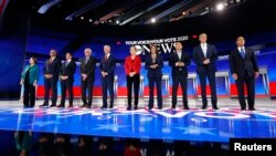 Diez preandidatos demócratas, -de 20 que siguen en la carrera por la nominación para enfrentar al presidente Donald Trump en las elecciones del 2020-, debaten en Houston el jueves 12 de septiembre de 2019.