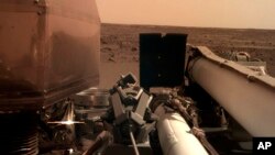 Foto kondisi permukaan planet Mars yang difoto oleh lengan robotik pesawat Insight.