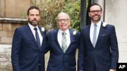 Lachlan Murdoch, Rupert Murdoch dan James Murdoch tiba di Gereja St Bride untuk upacara perayaan pernikahan Rupert Murdoch dan Jerry Hall di London, Sabtu, 5 Maret 2016. (Foto: AP)