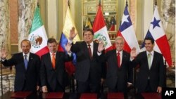 Presidents Felipe Calderon of Mexico, Juan Manuel Santos of Colombia, Alan Garcia of Peru and Sebastian Pinera of Chile (L-2nd R) pose for the media with Panama's Canal Affairs Minister Romulo Roux (R) at the government palace in Lima, April 28, 2011