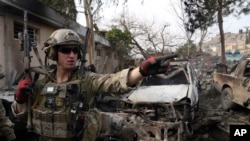 2月21日，美军士兵在喀布尔一处自杀爆炸现场。