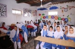 دیہی علاقے میں بچیوں کا ایک کلاس روم
