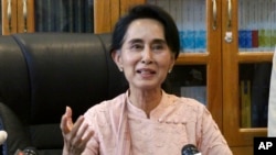 Myanmar opposition leader Aung San Suu Kyi speaks to journalists during a press conference at a parliament building, April 9, 2015 in Naypyidaw, Myanmar.