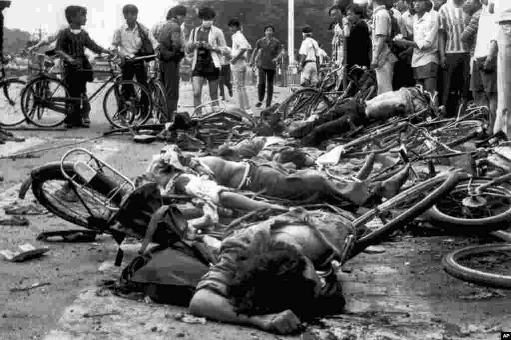 北京天安门广场附近，被碾压后的自行车残骸上躺着死难者的尸体（1989年6月4日）