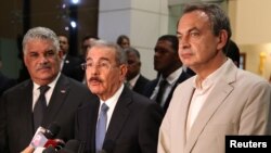 El canciller de República Dominicana, Miguel Vargas (izquierda), el presidente dominicana, Danilo Medina (centro) y el expresidente español Luis Rodríguez Zapatero hablaron con la prensa tras participar en conversaciones sobre la crisis en Venezuela realizadas en Santo Domingo el miércoles, 13 de septiembre, de 2017.