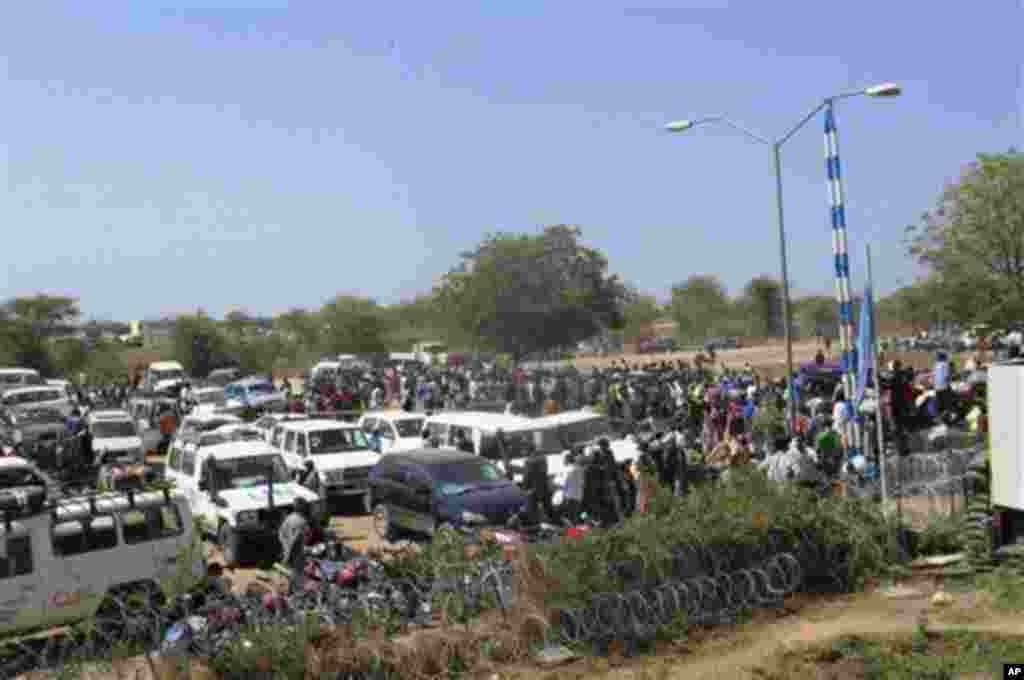 Civilians fleeing violence seek refuge at UN compound in Bor, Jonglei state, South Sudan, Dec. 18, 2013. The U.N. says 70,000 people have sought refuge at its bases.