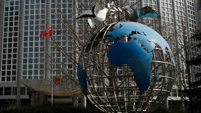 中国外交部大楼前的地球仪与和平鸽。(2020年3月18日)